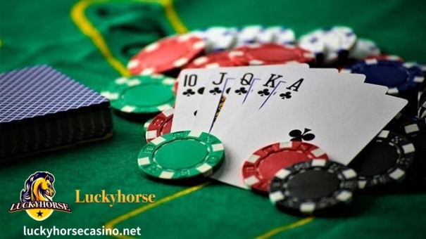 Ang online poker rake ay gumagana sa halos parehong paraan na gumagana ang pot rake sa isang regular na casino.